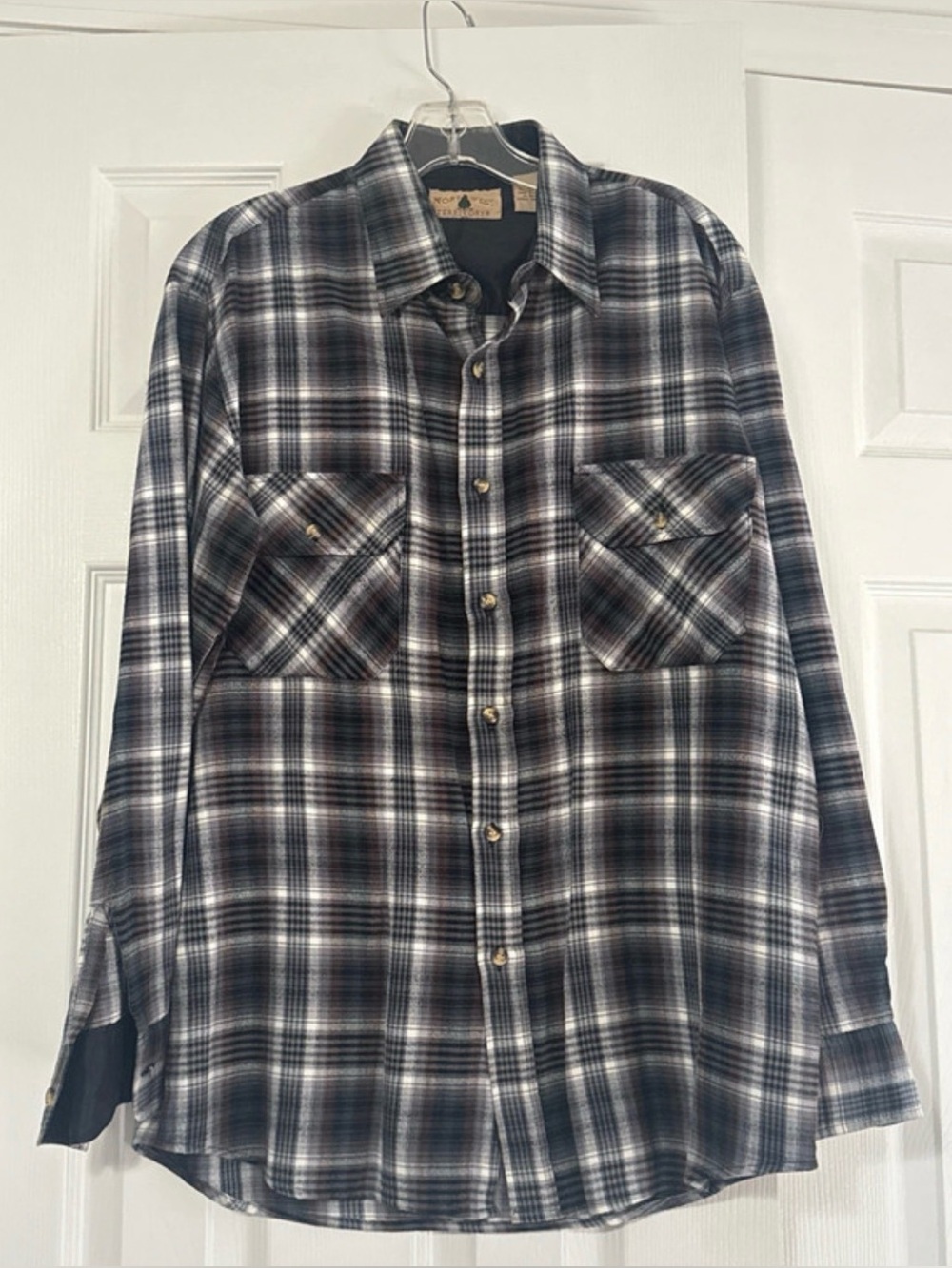 Northwest Territory Men’s Plaid Button Down Shirt. Size US M